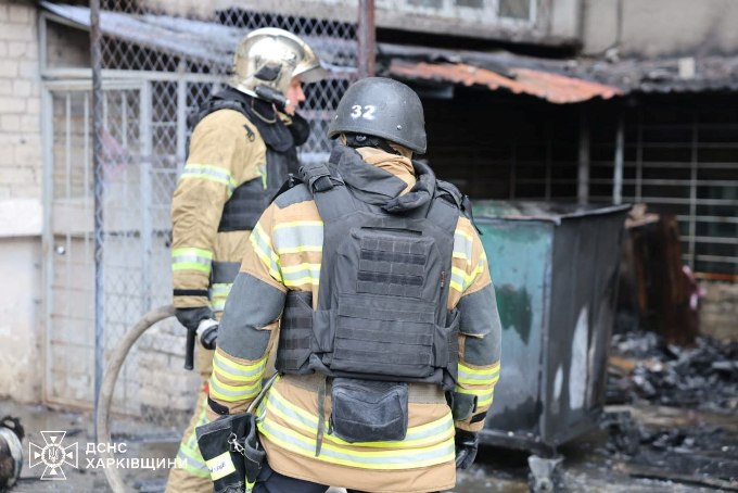 Як гасили пожежу у гуртожитку Харкова після удару БпЛА: фото